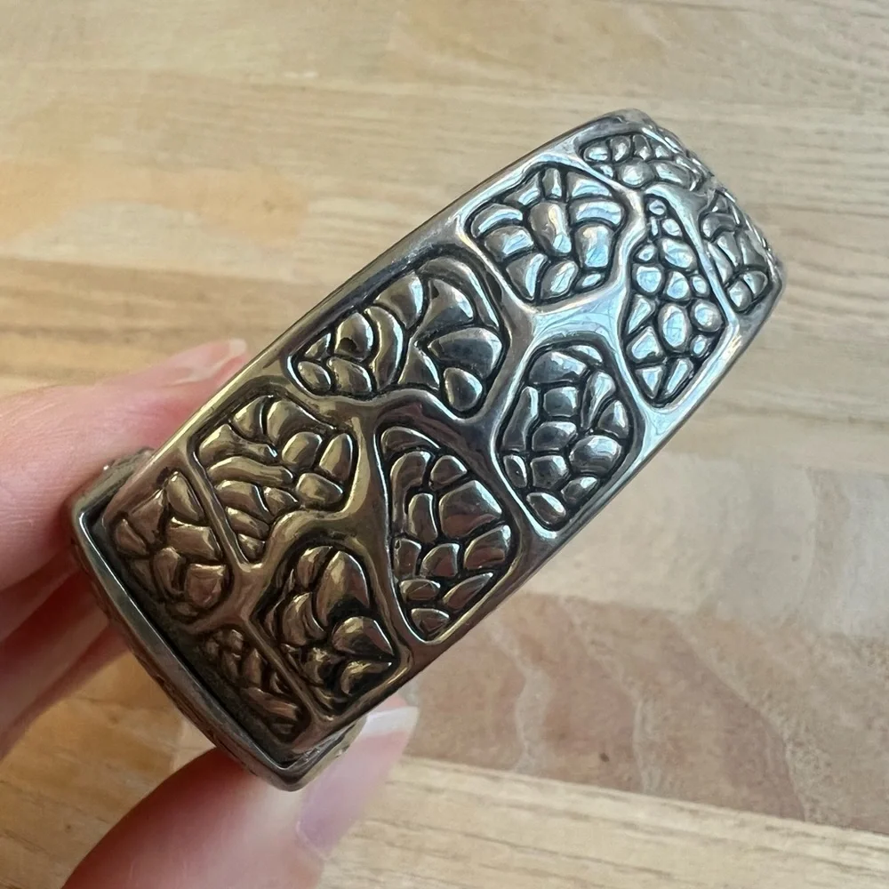 Ladies silver tone cuff bracelet fashion watch NEW BATTERY